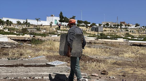 Operarios del cementerio de Sidi Salem, en Nador, preparan varias fosas. Foto: EFE