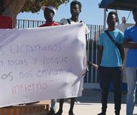 Inmigrantes del CETI de Melilla se concentran para pedir una investigación