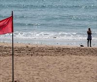 Bandera roja en la playa de Santiago de Zumaia, por calidad insuficiente del agua