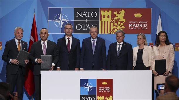 Los líderes de Turquía, Suecia y Finlandia junto al secretario general de la OTAN. Foto: EFE