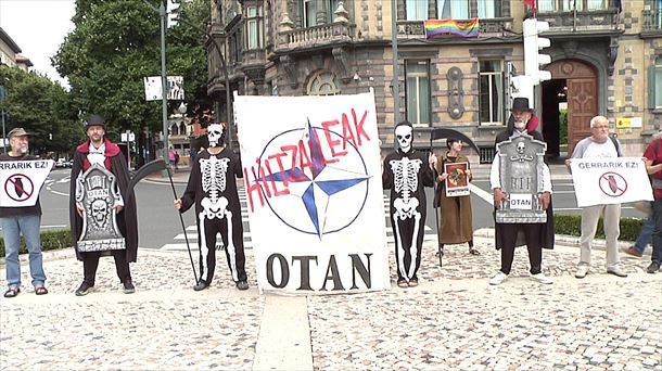 Antimilitaristas ante la sede de la Subdelegación del Gobierno de España. Foto: EFE.