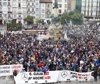Miles de personas apoyan a los trabajadores de la factoría de Mercedes-Benz en Vitoria-Gasteiz