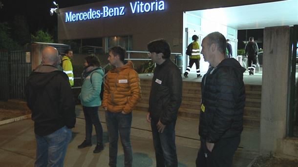Piquetes a las puertas de la empresa. Imagen obtenida de un vídeo de EiTB Media.