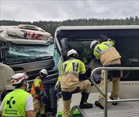 Un muerto y cuatro heridos en un accidente entre un autobús, un camión y una furgoneta en Laudio