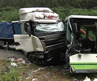 Un muerto y cuatro heridos al chocar un Bizkaibus, un camión y una furgoneta en Llodio