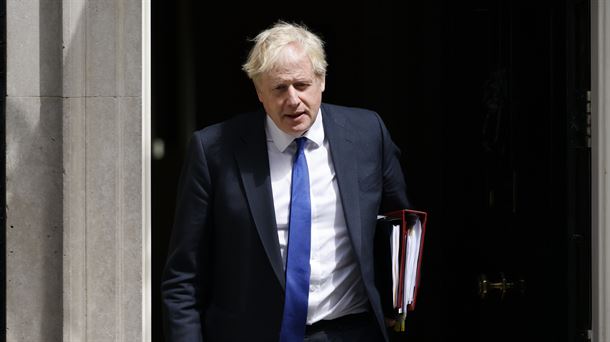 Boris Johnson, ayer, saliendo de Downing Street. EFE