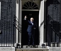 Alderdi barruko presioak dimititzera behartu du Boris Johnson