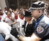 Prisión provisional para el detenido por propinar un puñetazo a un policía durante la procesión de San Fermín