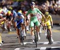 Van Aert se impone en la octava etapa del Tour y Pogacar suma cuatro segundos de bonificación