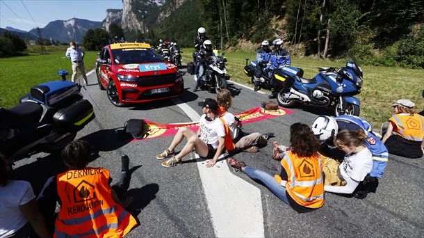 Manifestantes cortan la carretera en la 10ª etap del Tour. Foto: EFE