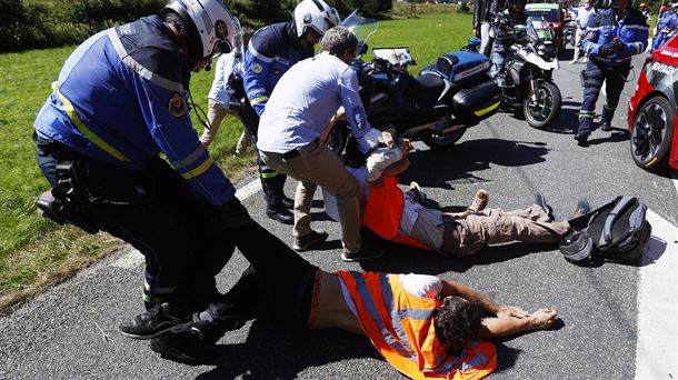 Un gendarme arrastra a un manifestante fuera de la carretera. Foto: EFE