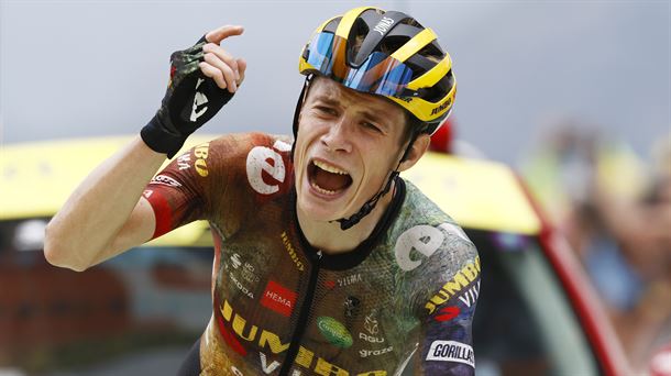 Jonas Vingegaard celebra su triunfo en la etapa 11.
