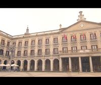 El consistorio de Vitoria-Gasteiz, construido a dos alturas, tiene un reloj original que transciende fronteras