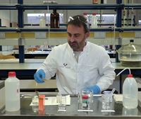 Bittor Rodríguez analiza las bacterias de los yogures en el laboratorio