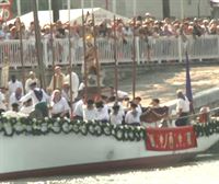 En Santurtzi, miles de personas asisten a la procesión marítima de la Virgen del Carmen