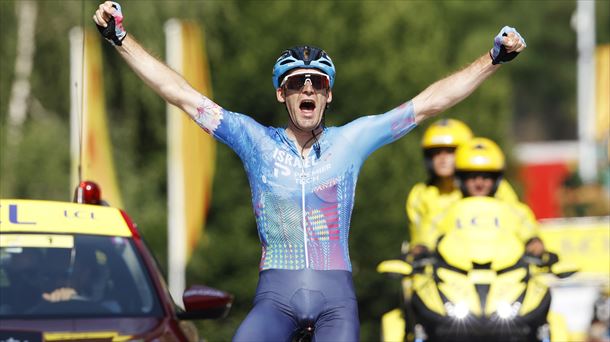 Hugo Houle celebra su triunfo de etapa.