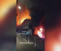 Se derrumba parcialmente un edificio en Lemoa por un incendio en un pabellón