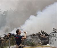 La presencia de amianto ralentiza la extinción del incendio del pabellón derrumbado en Lemoa