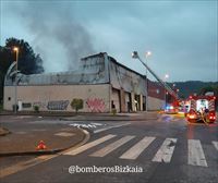 Un incendio destruye una nave industrial en Sondika