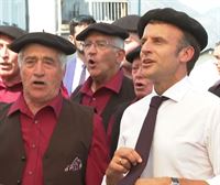 Emmanuel Macron se une a un coro occitano en Altos Pirineos