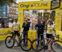 Los ultrafondistas Julián Sanz y Ziortza Villa llegan con el trofeo del Tour a Vitoria-Gasteiz