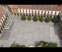 La Plaza de los Fueros de Oñati, rodeada de edificios señoriales y un frontón con vistas al monte Aloña