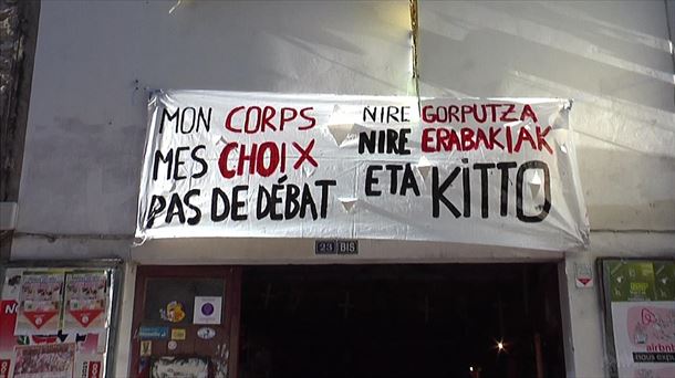 Una pancarta feminista en fiestas de Baiona. 