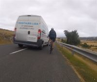Varios ciclistas denuncian en la Ertzaintza el peligroso adelantamiento que les hizo una furgoneta