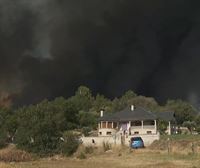 Un incendio en Verín pone en peligro al vecindario que ve con temor el avance del fuego hacia sus casas