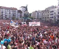 50.000 personas celebran la bajada de Celedón en la plaza de la Virgen Blanca