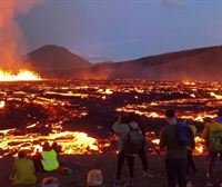 Al menos dos heridos entre los curiosos que se agolpan para ver el volcán de Islandia