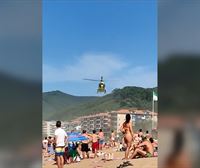 Un helicóptero aterriza en la playa de Bakio para evacuar a una mujer indispuesta 