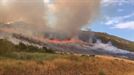 Bomberos trabajan en la extinción de un incendio en una zona rural de Zambrana