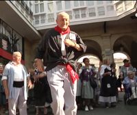 Los blusas y las neskas veteranos toman las calles de Gasteiz