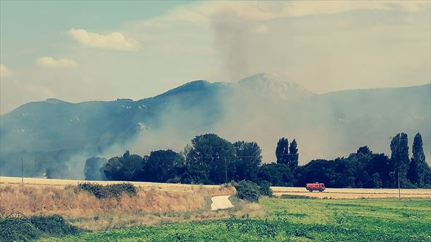 Se reavivan dos focos del incendio en Zambrana (Álava). Foto: Bomberos Euskadi