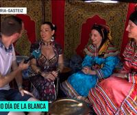 Danza del vientre y trajes folclóricos en el Zoco árabe situado en medio de Vitoria-Gasteiz