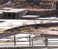 Los días de sol, las escasas lluvias y el viento están favoreciendo la producción de sal en Añana