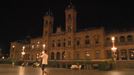 Edificios públicos y escaparates de San Sebastián comienzan a apagar sus luces de noche