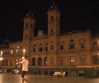 Edificios públicos y escaparates de San Sebastián comienzan a apagar sus luces de noche