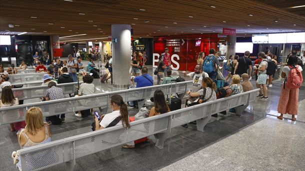 La estación Intermodal de Bilbao llena de pasajeros este miércoles. Foto: EFE