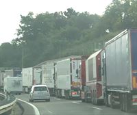 Retenciones de hasta cinco kilómetros en Biriatu por el cierre de la muga para vehículos pesados
