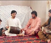 Los talibanes prohíben la música en Afganistán y detienen y golpean a los artistas por considerarlos pecadores