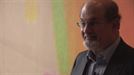 El escritor Salman Rushdie ha vivido bajo amenaza de muerte desde que publicó 'Versos satánicos' en 1988