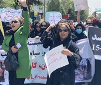 Manifestatzen ari ziren emakumeen aurka tiro egin dute talibanek Kabulen