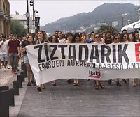 Una manifestación contra los pinchazos a mujeres recorre Donostia