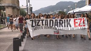 Concentración este sábado en Donostia contra los pinchazos a mujeres. Foto: EITB MEDIA