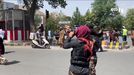 Los talibanes disuelven a tiros la protesta de las mujeres, que claman justicia tras un año de Emirato