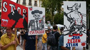 Gente porta pancartas contra las corridas de toros en Donostia. Foto: EFE