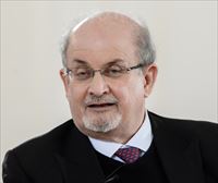 Retiran el respirador a Salman Rushdie tras su apuñalamiento en Nueva York