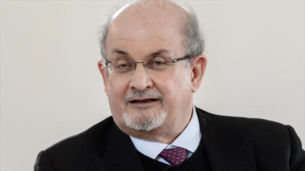 Salman Rushdie idazlea, artxiboko irudian